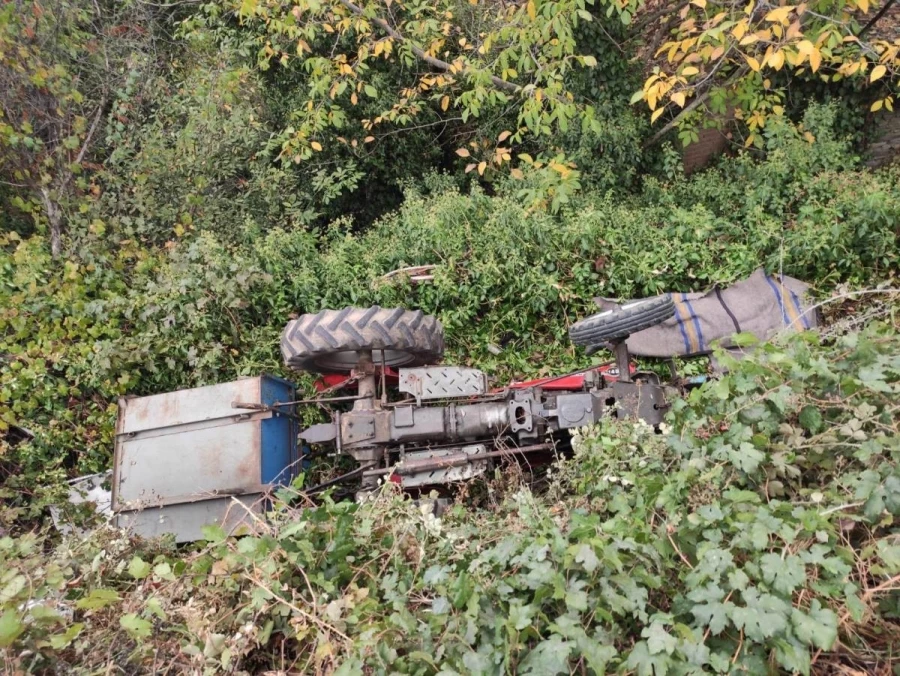 Salihli’de traktör devrildi sürücü öldü, bir kişi yaralandı