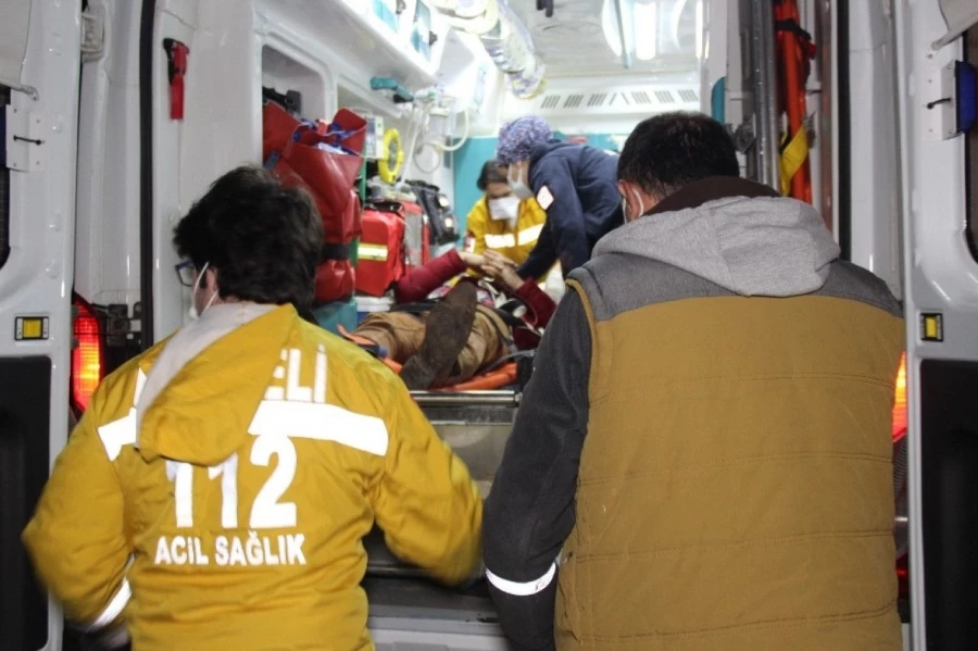 Alaşehir’de çatıdan düşen bir kişi ağır yaralandı