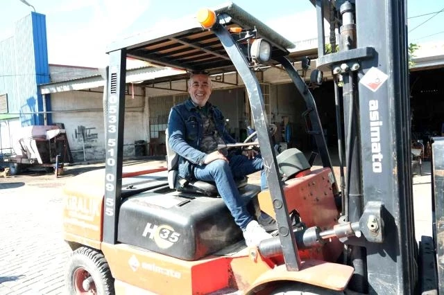 Sanayide yolu kapatan otomobili forkliftle kaldırıp kenara bıraktı