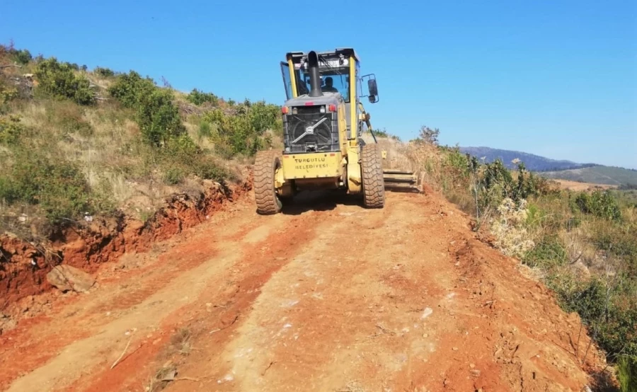 Turgutlu’da Yol Düzenleme ve Tamirat Çalışmaları Devam Ediyor