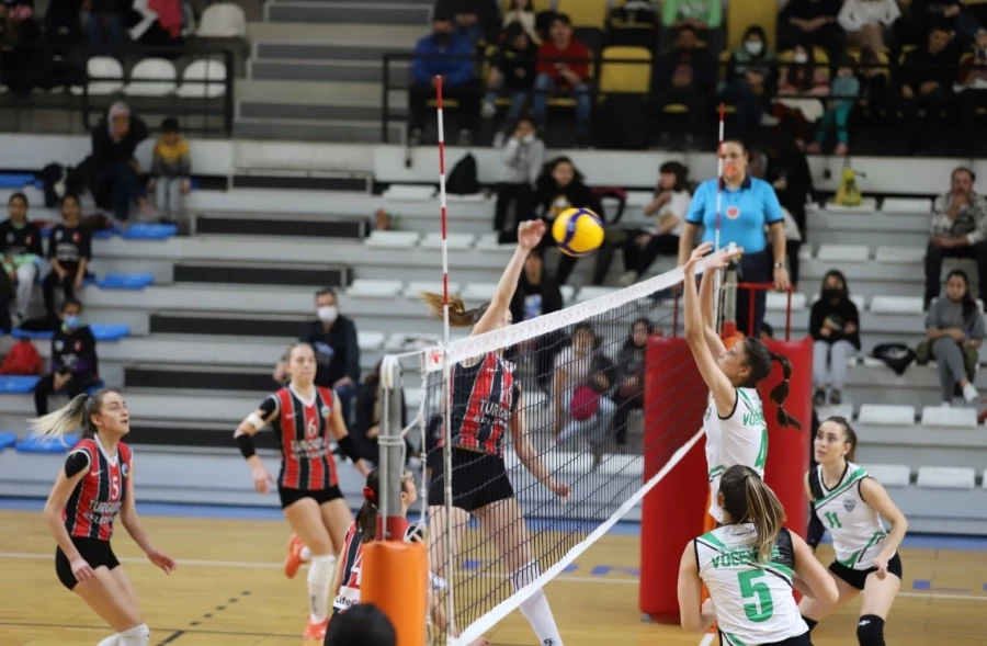 Turgutlu Belediyespor Kadın Voleybol Takımı Rakibine Geçit Vermedi