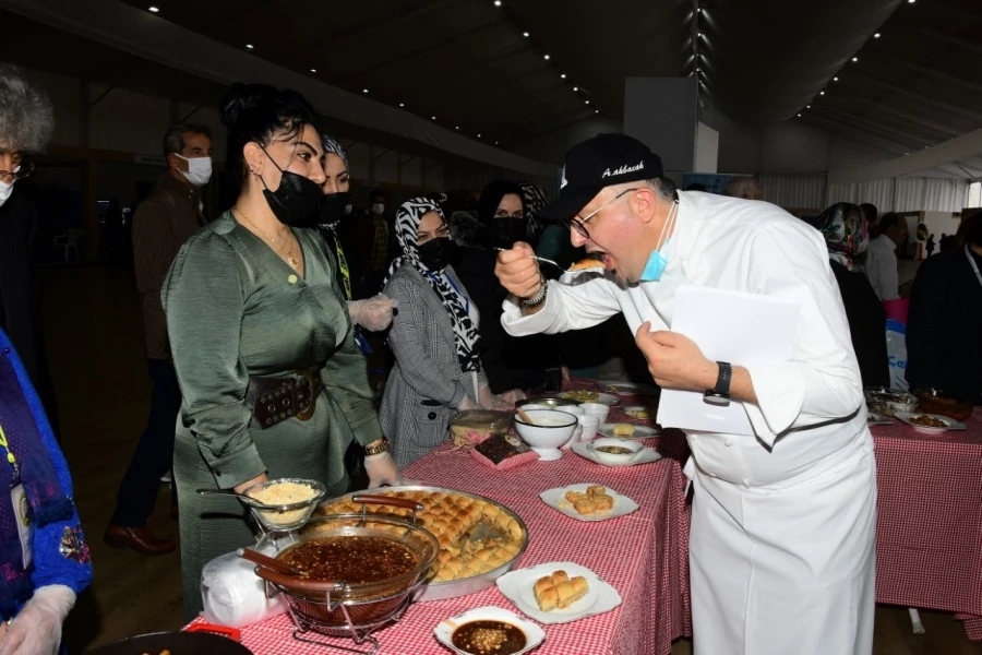 BAYBURTLU KADINLAR İSTANBUL’DA YEMEKLERİYLE YARIŞTILAR AYVAZ ŞEF’ten ALTINLARI KAPTILAR