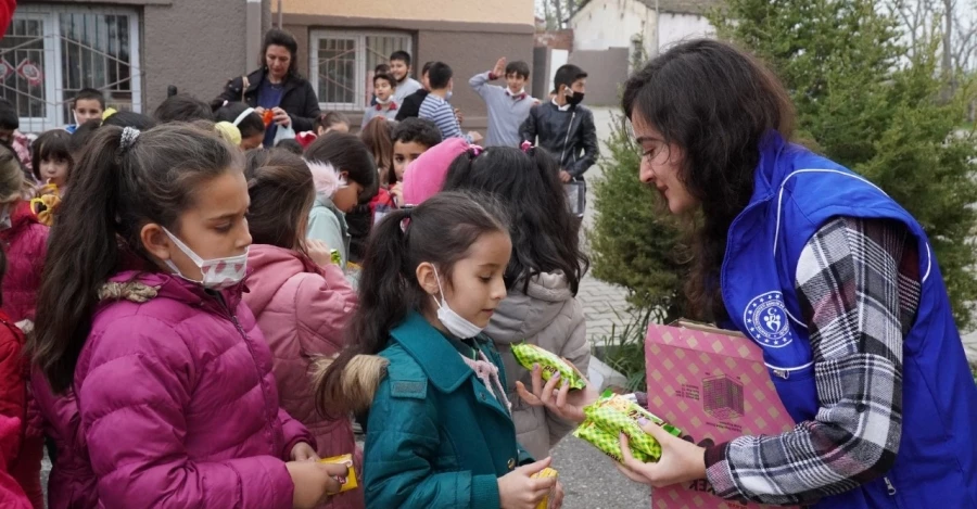 GENÇLİK MERKEZİ GÖNÜLLÜ GENÇLERİ, MİNİK ÖĞRENCİLERE ÇEVRE BİLİNCİNİ AŞILADI