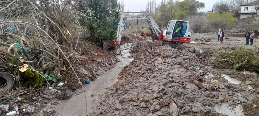 Halitpaşa Mahallesinde 2 Kilometrelik Dere Temizlendi