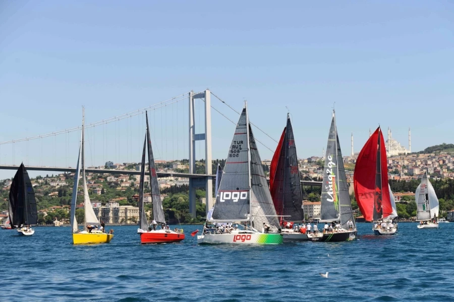 İstanbul Boğazı yelkenlerle şenlendi