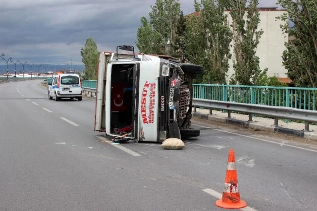 Kamyonet köprü üzerinde devrildi: 3 yaralı