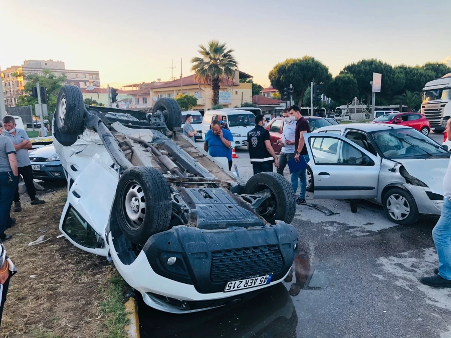 Saruhanlı Kavşağında 3 Araçlı Zincirleme Kaza: 3 Yaralı