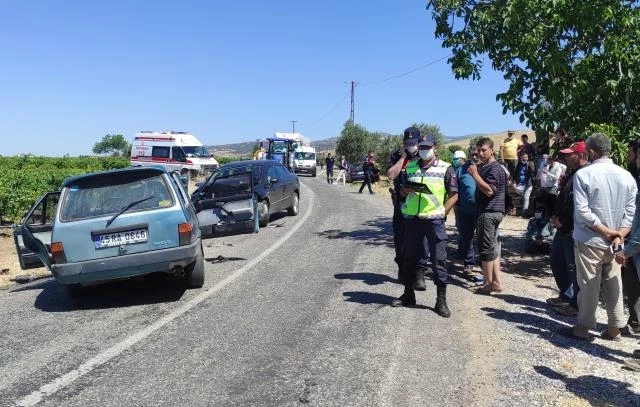 Alaşehir’de iki otomobil çarpıştı: 2 ölü