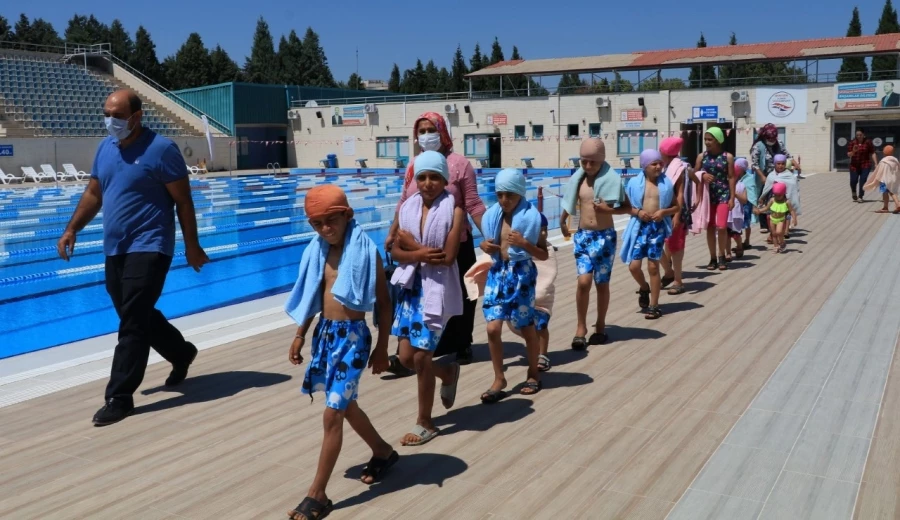 Mevsimlik tarım işçilerinin çocukları ilk kez havuzla buluştu