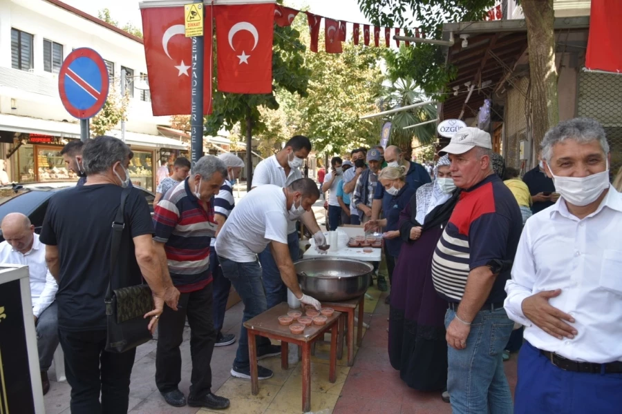 Kuyumcular Çarşısı Esnafından Aşure Hayrı