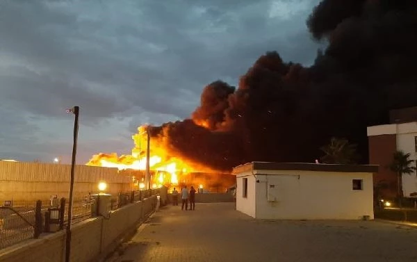 Manisa’da geri dönüşüm tesisinde çıkan yangın