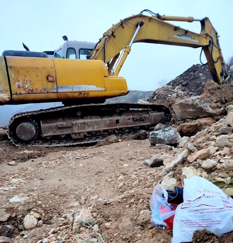 Alaşehir’de Kepçe ile kaçak kazıya suçüstü