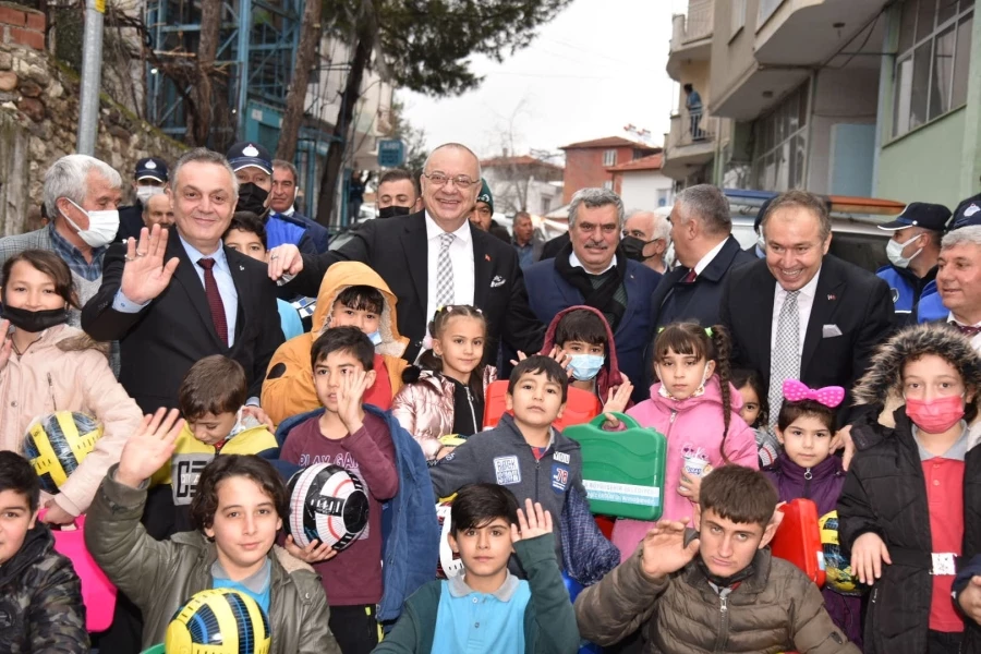 Başkan Ergün Selendi’de Çocukları Unutmadı