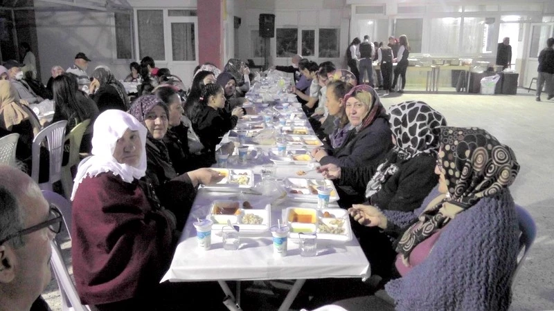 Manisa Ardahanlılar Yardımlaşma Dayanışma ve Kültür Derneği iftar yemeği düzenledi