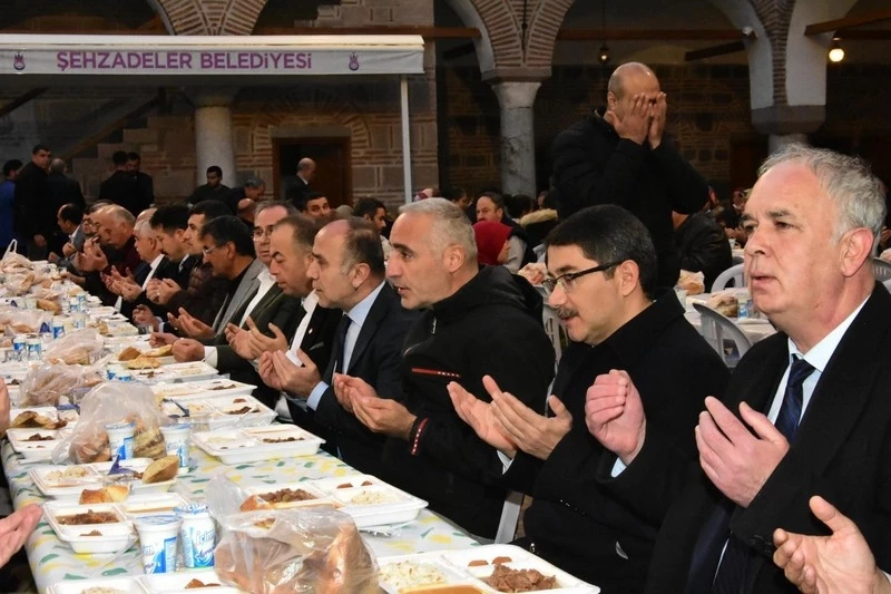 BAŞKAN ÇELİK İFTAR SOFRASINDA PAZARCILARI AĞIRLADI