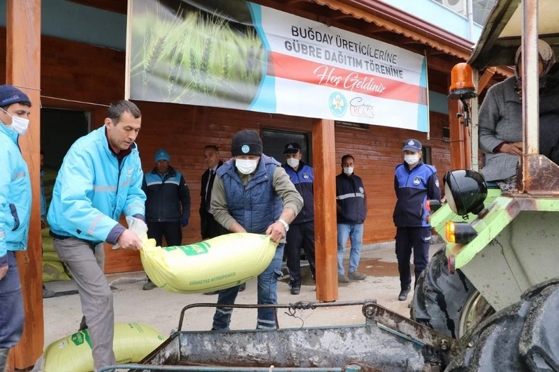 Selendili Üreticilere 30 bin 500 Kilogram Gübre Dağıtıldı