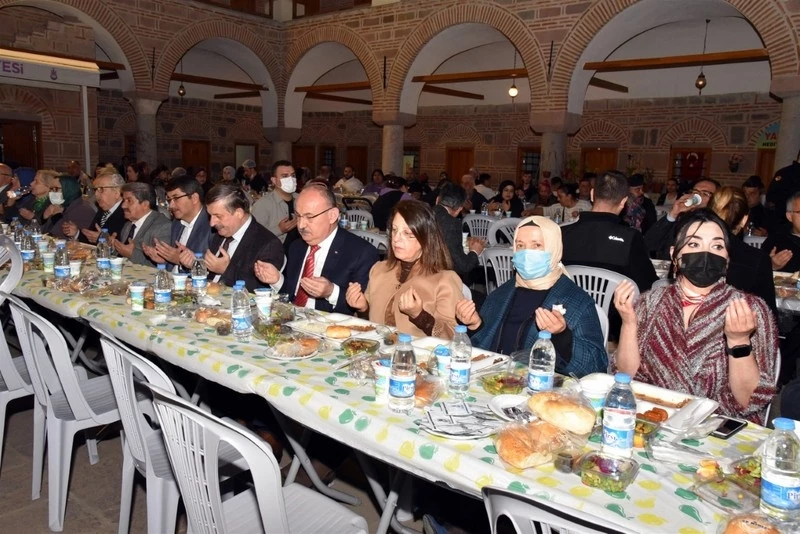 Vali Karadeniz ve Eşi Zehra Karadeniz, Roman Vatandaşlarımızla İftarda Bir Araya Geldi