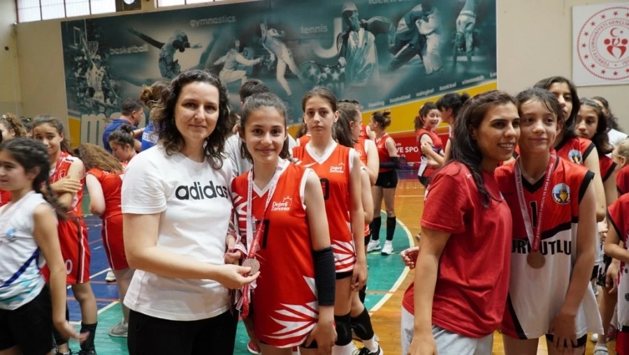 MANİSA’DA MİNİ VOLEYBOL COŞKUSU