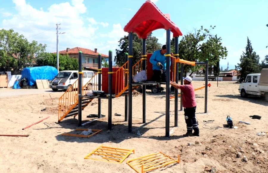 Turgutlu Belediyesi Park ve Bahçeler Müdürlüğü Ekipleri İşbaşında