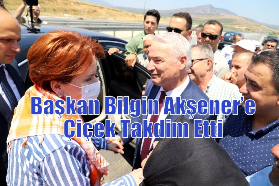 Başkan Bilgin Akşener’e Çiçek Takdim Etti