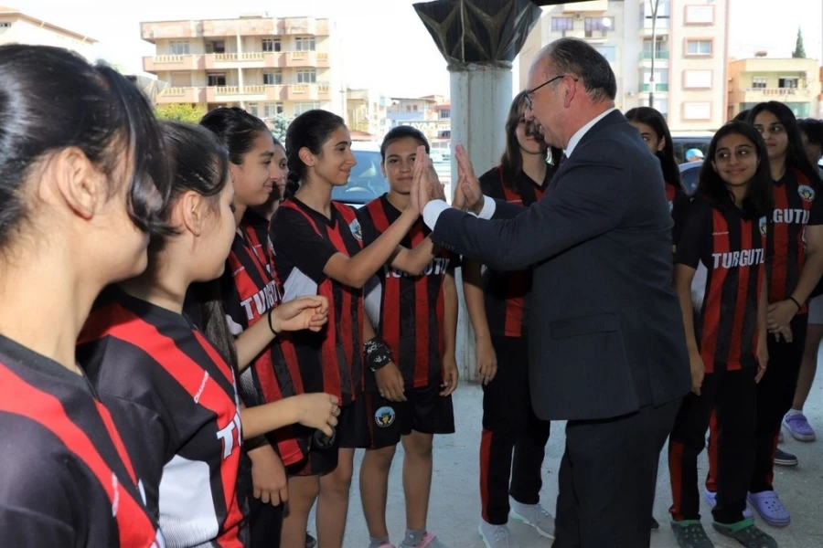 Başkan Çetin Akın Hentbol Takımını Antalya’ya Uğurladı