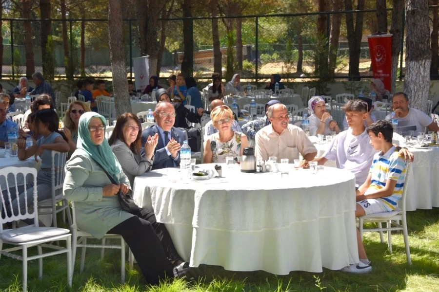 Vali Karadeniz ve Eşi Zehra Karadeniz, Koruyucu Ailelerle Bir Araya Geldi