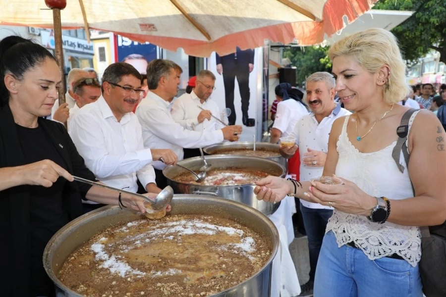 ŞEHZADELER BELEDİYESİ VATANDAŞIN AĞZINI AŞUREYLE TATLANDIRDI