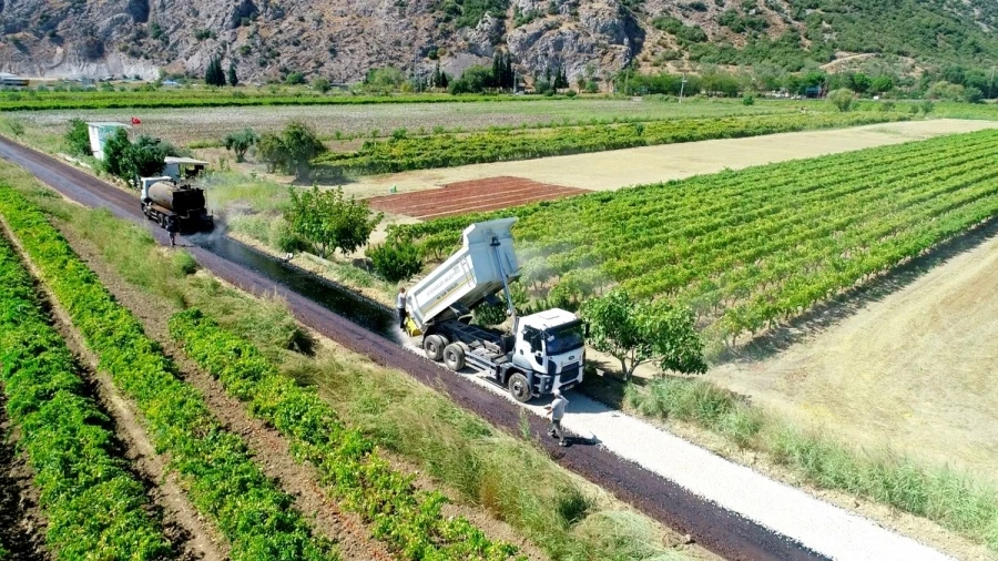 ŞEHZADELER BELEDİYESİ OVADA 35 KM YOLU ASFALTLA BULUŞTURDU