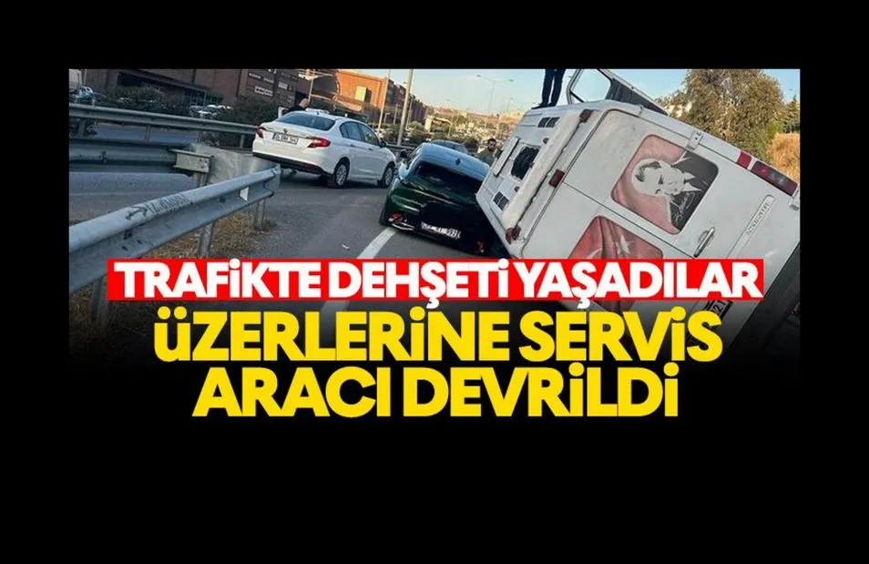 Trafikte dehşeti yaşadılar: Seyir halindeyken üzerlerine servis aracı devrildi