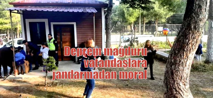 Deprem mağduru vatandaşlara jandarmadan moral