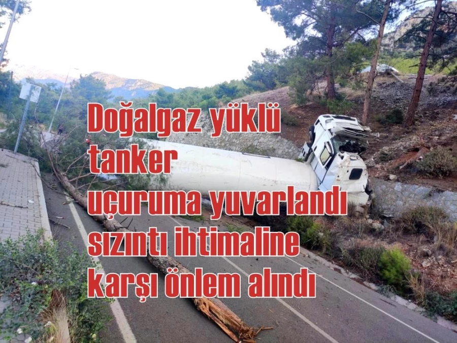 Doğalgaz yüklü tanker uçuruma yuvarlandı, sızıntı ihtimaline karşı önlem alındı