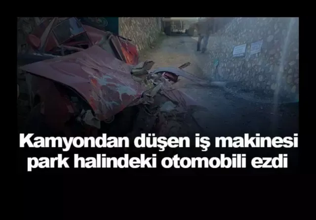 Kamyondan düşen iş makinesi park halindeki otomobili ezdi